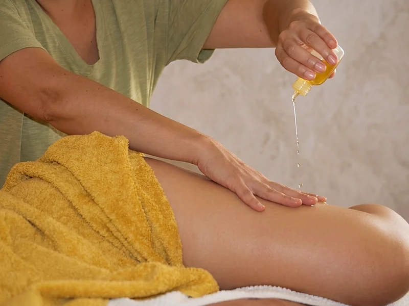 Klassische Massage: Öl wird auf den Rücken gegeben